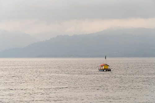 Drijvend vissershuis in de baai van Ambon, Molukken, Indonesië