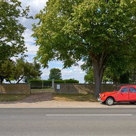 Roter Citroen 2CV6, am Straßenrand geparkt von Ralph Rainer Steffens