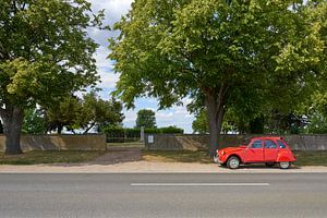 Roter Citroen 2CV6, am Straßenrand geparkt