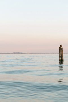 Vue du lac de Garde | Italie | Photographie de voyage | Imprimer | Couleurs pastel sur Mirjam Broekhof