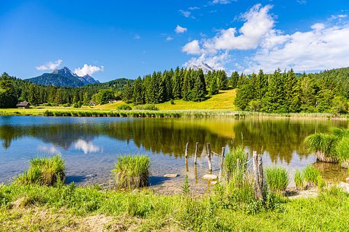 Landschap met de Schmalensee en het Wettergebergte bij Mittenwald in 