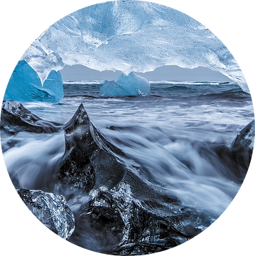 Uitzicht door een ijsberg op het strand in IJsland van Voss Fine Art Fotografie