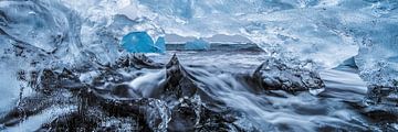 Blick durch einen Eisberg am Strand auf Island von Voss Fine Art Fotografie