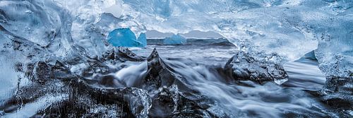 Vue à travers un iceberg sur une plage en Islande