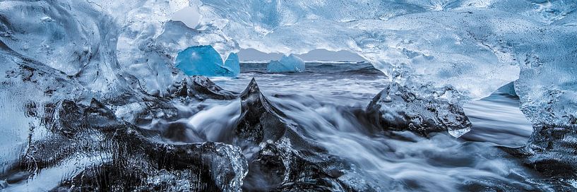 Vue à travers un iceberg sur une plage en Islande par Voss Fine Art Fotografie