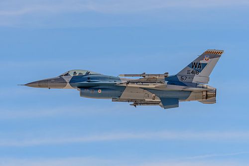 Een fraai gekleurde General Dynamics F-16C Fighting Falcon stijgt op van Nellis  Air Force Base tijd