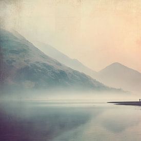 Nebliger Bergsee bei Sonnenaufgang - verträumte Landschaft von BowiScapes – Kunst und urbane Wandgestaltung