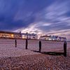 Plage de galets avec brise-lames en ruine à Littlestone-on-Sea en Angleterre sur Evert Jan Luchies