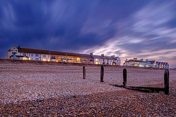 Kieselstrand mit zerstörtem Wellenbrecher in Littlestone-on-Sea in England