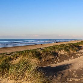 Une belle journée ensoleillée sur la plage de Katwijk aan Zee sur Arie  van Duijn