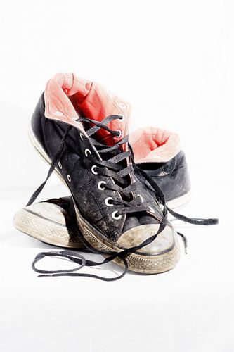 Oude gympen op witte achtergrond