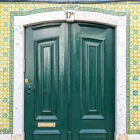 De groene deur nr 17A met tegeltjes in Lissabon, Portugal - pastel geel straat en reisfotografie van Christa Stroo fotografie