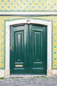 De groene deur nr 17A met tegeltjes in Lissabon, Portugal - pastel geel straat en reisfotografie van Christa Stroo fotografie