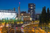 Nachtaufnahme der Bahngleise, des PSV-Stadions und des Hartje New York-Gebäudes in Eindhoven von Anton de Zeeuw Miniaturansicht