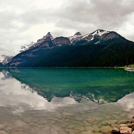 Lake Louisse, Alberta, Canada van Anneke Hooijer