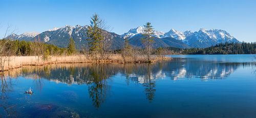 adembenemend veenmeer Barmsee met uitzicht op Karwendelgebergte,
