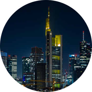 Skyline bij nacht, lichten van Frankfurt van Fotos by Jan Wehnert