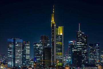 Skyline bij nacht, lichten van Frankfurt van Fotos by Jan Wehnert
