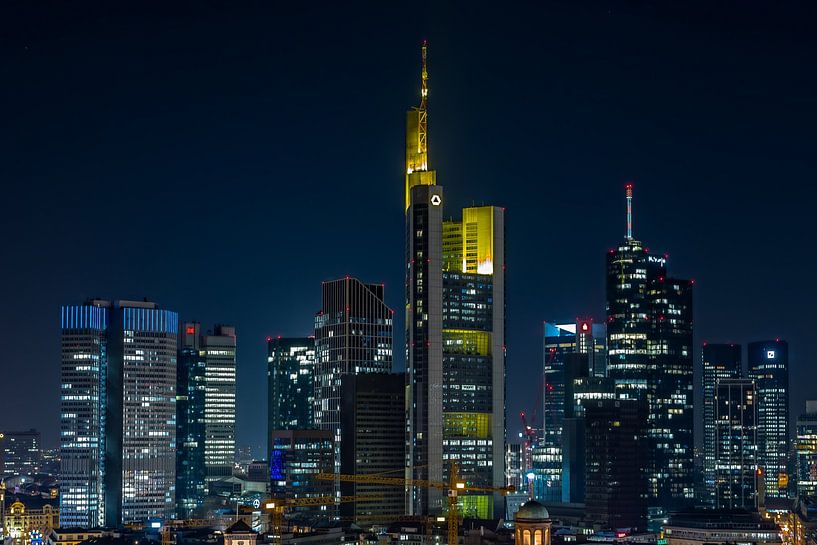 Skyline bij nacht, lichten van Frankfurt van Fotos by Jan Wehnert