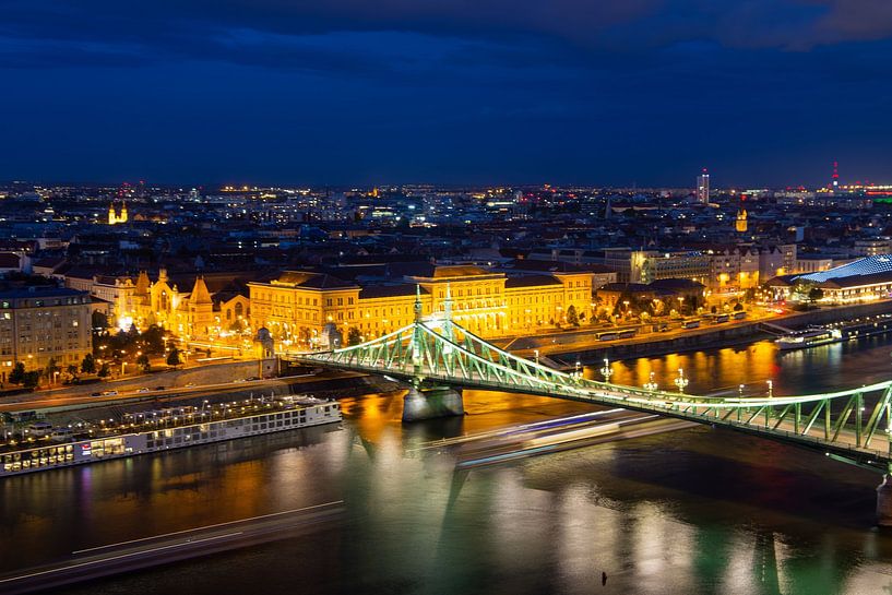 Panorama du soir de Budapest avec le Danube et le Pont de la Liberté au premier plan par Udo Herrmann