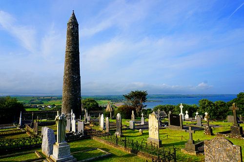 Oude begraafplaats met ronde toren van de mystieke Rock of Cashel, Ierland
