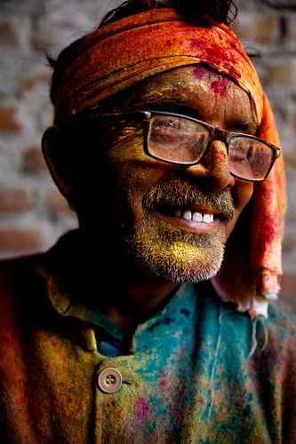 Bezoeker van het Holi festival, india van Marvin de Kievit