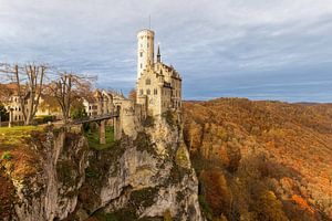 Château de Lichtenstein surplombant la vallée de l'Echaz dans le sud de l'Allemagne