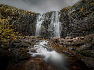 Kleine waterval bij Bøur van Thomas Heins