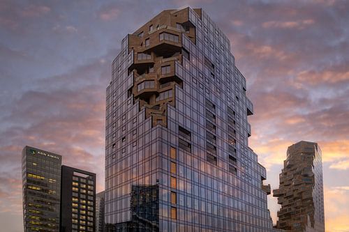 De zon schijnt op the Valley gebouw aan de zuidas Amsterdam