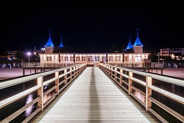 Uitzicht op de pier in Ahlbeck aan de Baltische Zee bij nacht van Andreas Völkel