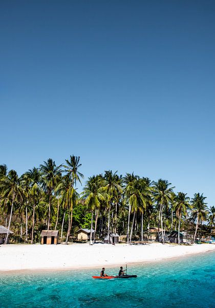 Droom eiland; wit strand, blauwe zee en palmbomen | Filipijnen van Yvette Baur