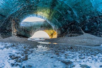 Sonnenaufgang in einer Eishöhle in Island