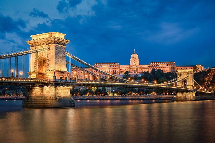 Budaer Burg und Kettenbrücke in Budapest von Michael Abid