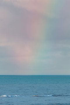 Regenboog boven de zee van Sander van Driel