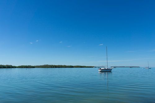 Verenigde Staten, Florida, Zeilboten op het stille water van de Florida Keys tussen mangrove-eilanden