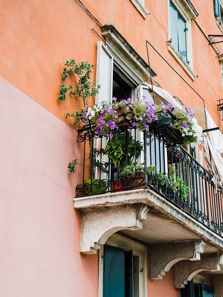 Maison rose avec des fleurs sur le balcon à Vérone par Marianne Brouwer