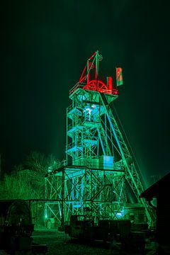Uitzicht op de slingertoren van de mijn Wettelrode bij Sangerhausen bij nacht