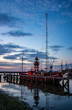 Lichtschip in de haven te Harlingen. van scheepskijkerhavenfotografie