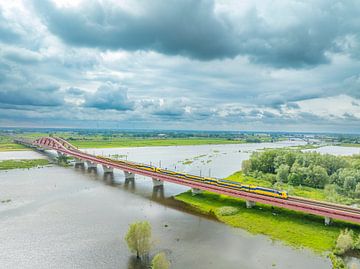Trein rijdt over de Hanzeboogbrug over de rivier de IJssel van Sjoerd van der Wal Fotografie