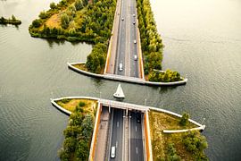 Aquädukt Veluwemeer im Veluwemeer mit einem Boot auf dem See von Sjoerd van der Wal Fotografie