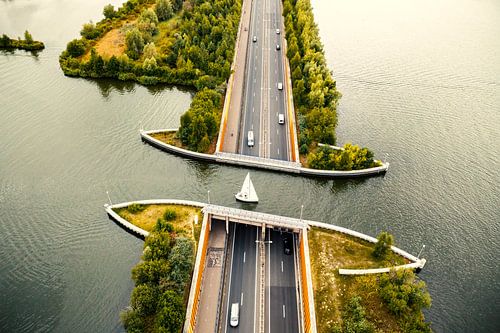 Aquaduct Veluwemeer in het Veluwemeer met een zeilboot
