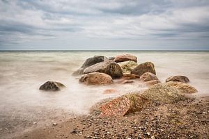 Stones on shore of the Baltic Sea. van Rico Ködder