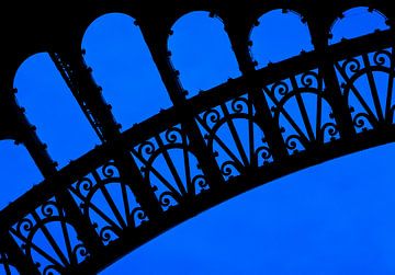 Close-up Eiffeltoren Parijs in silhouet.