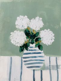 Minimalistisches Stillleben mit weißen Blumen