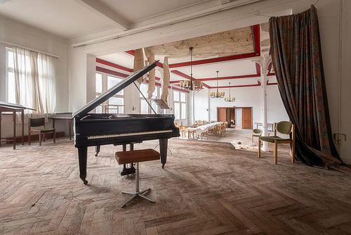Piano abandonné à l'hôtel.
