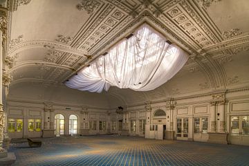 De danszaal van een verlaten hotel in Italië van Truus Nijland