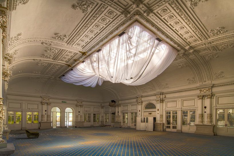 The forgotten dance hall by Truus Nijland