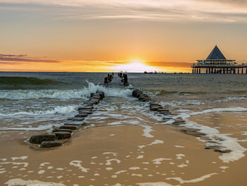 Sonne geht an der Ostsee auf Usedom unter