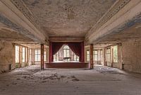 Salle de danse avec piano dans un sanatorium abandonné
