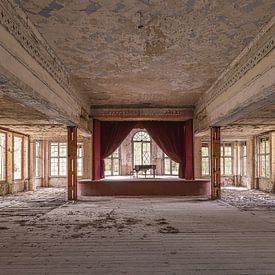 Salle de danse avec piano dans un sanatorium abandonné sur John Noppen